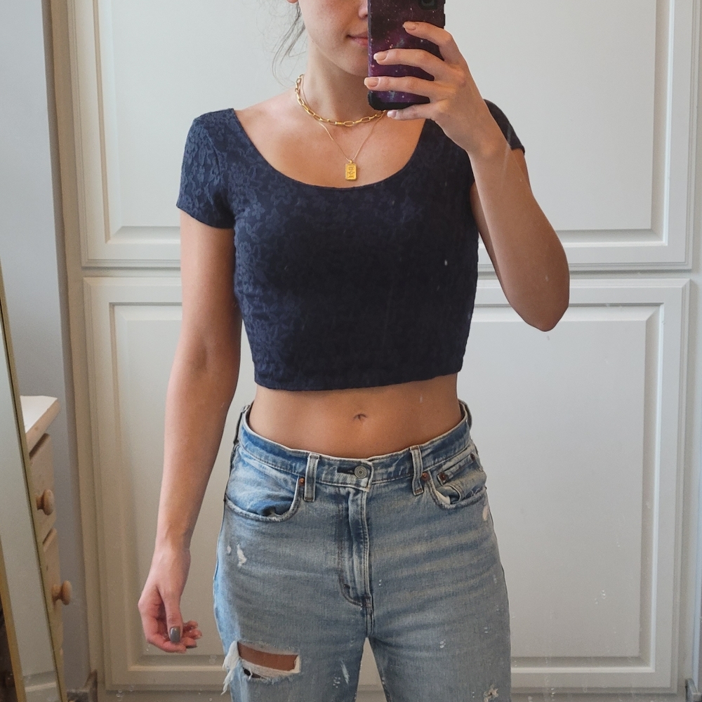 NWOT Abercrombie & Fitch Cropped navy lace t shirt